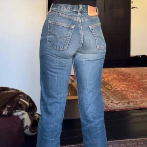 Vintage Levis jeans i W27 L32 De är uppklippta längst ner några cm. Bra skick🌻