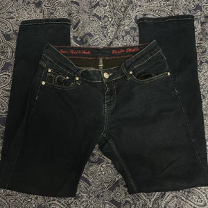 Jeans - Säljer ett par jenas med fina detaljer. Jeansen passar personer i storlek M men då sitter dem lite  tajtare. Men dem passar också personer med storlek S då de sitter lite lösare. Ändarna på byxorna är desutom lite flare. 😊 inga tecken på skador👍🏽
