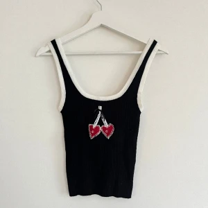 Reworked linne - Reworked linne köpt här på plick med en gullig körsbärsdetalj <3 