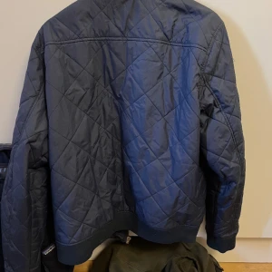 Blå täckjacka - Använd en hel del gånger, hyfsat bra skick! Säljs även på andra sidor