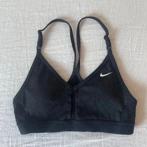 Nike sport bh - Använd 2-3 gånger då den e lite för liten. Fint skick! Nypris 400kr.💕