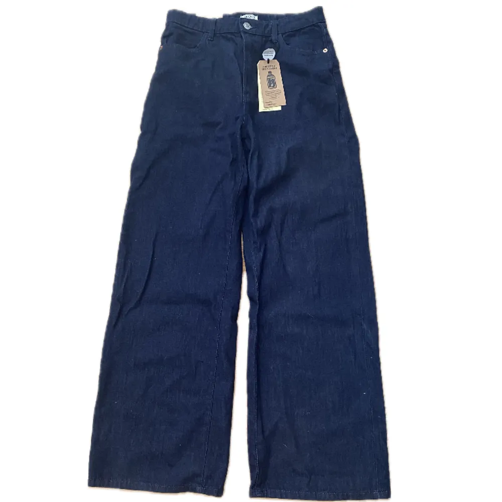 Säljar dem eftersom de är för stora. Jag använde dem bara en gång för att prova, och etiketterna finns fortfarande kvar. Originalpris 599kr. Jeans & Byxor.