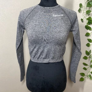 Tränings topp - Säljer min tränings topp från femme. Använd kanske 3 gånger MAX. Liten på mig därför är den till salu