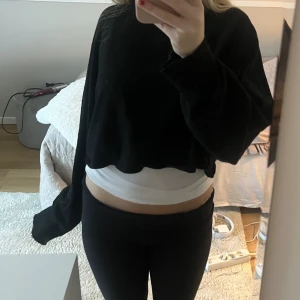 Stickad tröja - Fin stickad tröja från zara som är lite croppad❣️storlek M men passar mig som brukar ja S