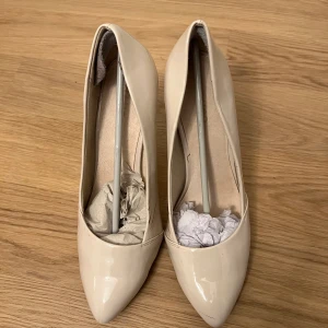 Höga klackskor i beige  - Högklackade Bianco skor i beige. Dansade med de under ett bröllop. 