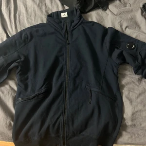 C.P Company zip - Jättefin C.P Company Zip som är i väldigt bra skick.