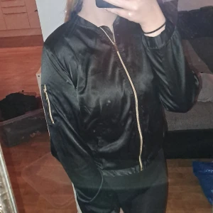 Bomber jacka - Använd ca 3 gånger.