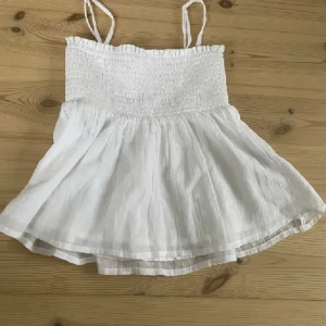 Vit topp - Säljer denna topp ifrån Gina i storlek 146/152, xs ungefär 💗