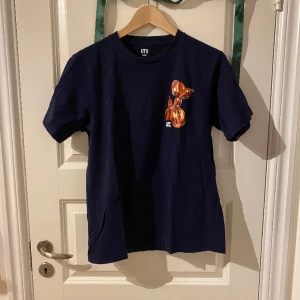 T-shirt med tryck - Mörkblå T-shirt med tryck. Nästa aldrig använd.