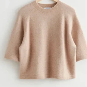 & other stories t-shirt - Säljer min supertrendiga stickade t-shirt från & other stories pågrund av att den inte kommer till användning. Nypris 590kr