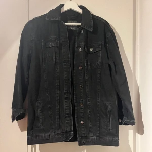 Jeans jacka S/M - Snygg jeansjacka i storlek S/M. Tvättad svart färg