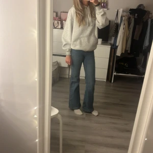 Low Waits HM Jeans - Snygga low Waits hm jeans med cool midja, använda runt 3 gånger och tvättade 1 gång. Lite korta på mig men jag är 173. pris kan diskuteras 