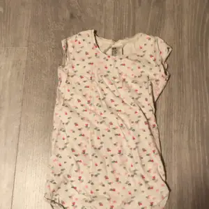 Gullig pyjamas från hm som blivit för liten, hör av dig vid frågor eller funderingar💕💕⭐️⭐️