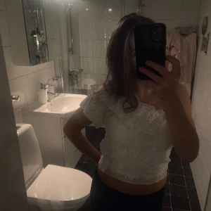 Off shoulder top - Säljer min jättefina offshoulder top med lapp kvar. 