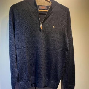 Morris Halv Zip - As fet Morris Merino John Zip i färg 60 Navy! Skick 9/10 använd ca 5 gånger, allt ingår med tröjan!