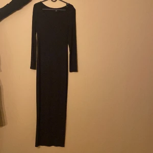 Svart långklänning - Svart elegant långklänning! Sitter riktigt fint och går hela vägen ner till fötterna!  Riktigt vacker och elegant klänning! Den är i nytt skick och aldrig använd. Super kvalitet!