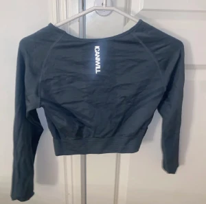 Träningströja iciw💚 - En blå grön Träningströja ifrån iciw, knappt använd så är i bra skick, säljer för jg inte använder den och därav varför den är skrynklig, den har bara legat i garderoben länge.