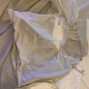 Vit tröja  - Vit tröja med öppen rygg använd 1 gång 