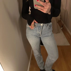Zara Mid Rise Straight Jeans - Super snygga och populära jenas från zara😍
