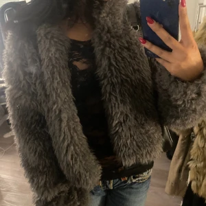 Fluffig jacka  - Säljer denna fluffiga jackan som jag har använt 1 gång❤️storlek på jackan är M men passar mig som har S/Xs 