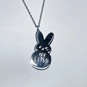 lil peep halsband - ett lil peep halsband i fake silver 🤍aldrig använd, dock har den några repor så det är inte exakt nyskick men det syns knappt. kp vid frågor :) frakt 15kr med swish, eller använd köp nu!