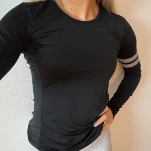 Stronger tröja - Säljer denna snygga träningströja från Stronger då den ej används längre! Fint skick, skriv vid intresse! Köparen står för frakt.🥰