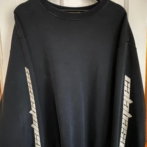 Calabasas Yeezy Season 4 - Hej, säljer en sjukt snygg tröja från Calabasas Yeezy Season 4 av Kanye West.   Storlek M, men passar oversized M/L  Mitt pris 2000kr  Hämtas i Stockholm eller fraktas spårbart på köparens bekostnad  Balenciaga, Yeezy, Supreme,  Kanye 