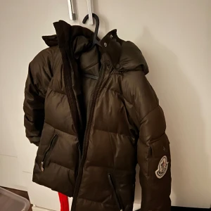 Äldre Moncler jacka - Äldre Moncler jacka storlek 1, skriv för fler bilder på skick🤍