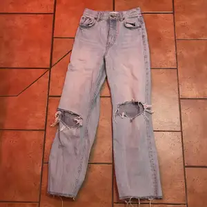 Zara jeans säljes då de blivit för små storlek 34  150kr