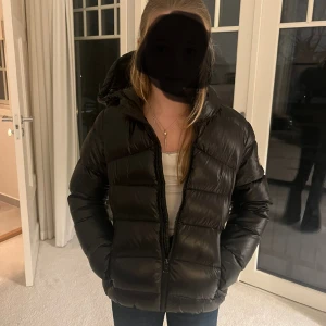 Svart colmar jacka - Jackan har hål i båda fickorna men inga hål/repor som syns, andvänd i en säsong
