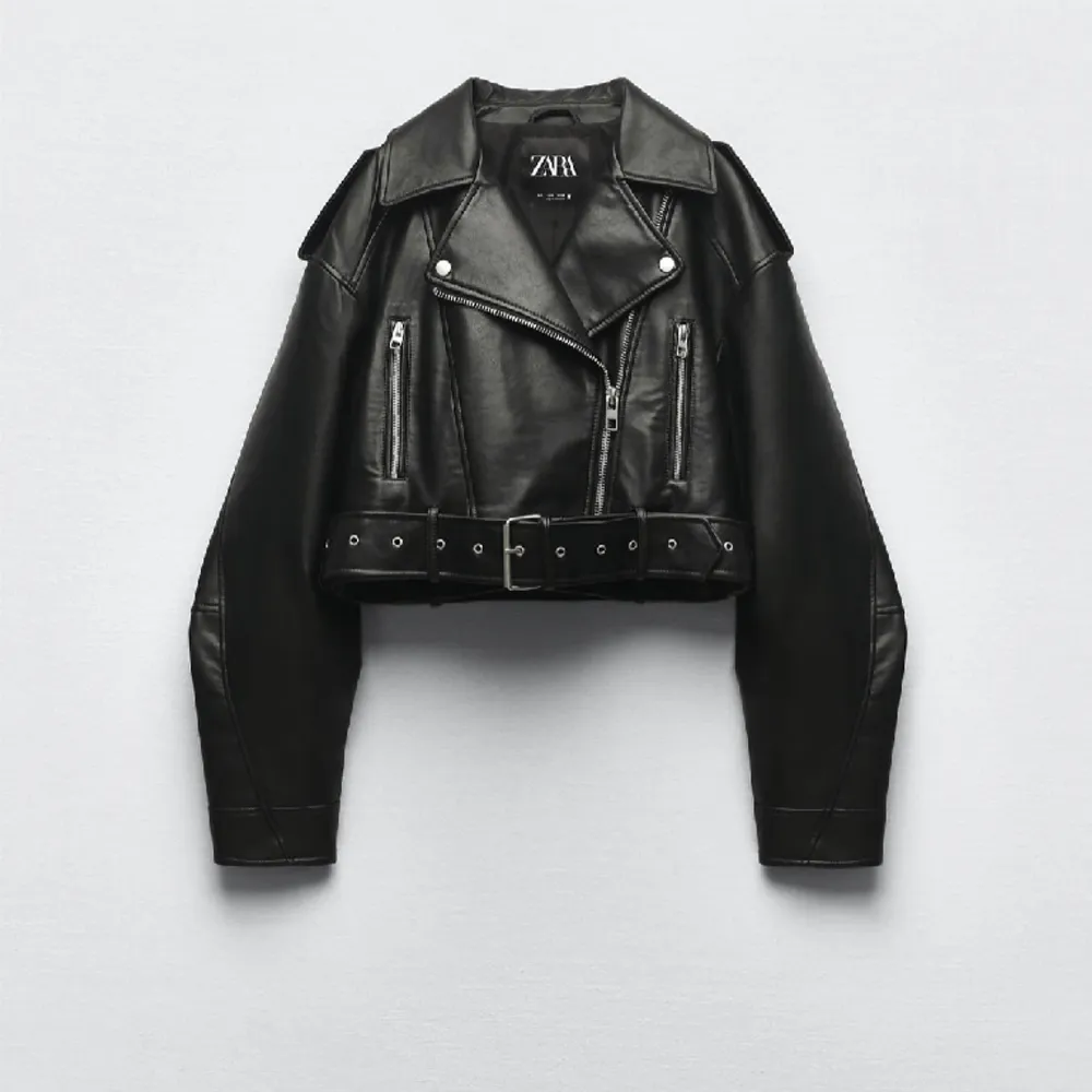 Cropped biker jacket Använd lite, som ny! Köptes för 50€, säljer för 30€. Jackor.