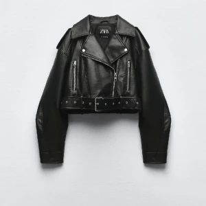 Fake läderjacka från Zara - Cropped biker jacket Använd lite, som ny! Köptes för 50€, säljer för 30€