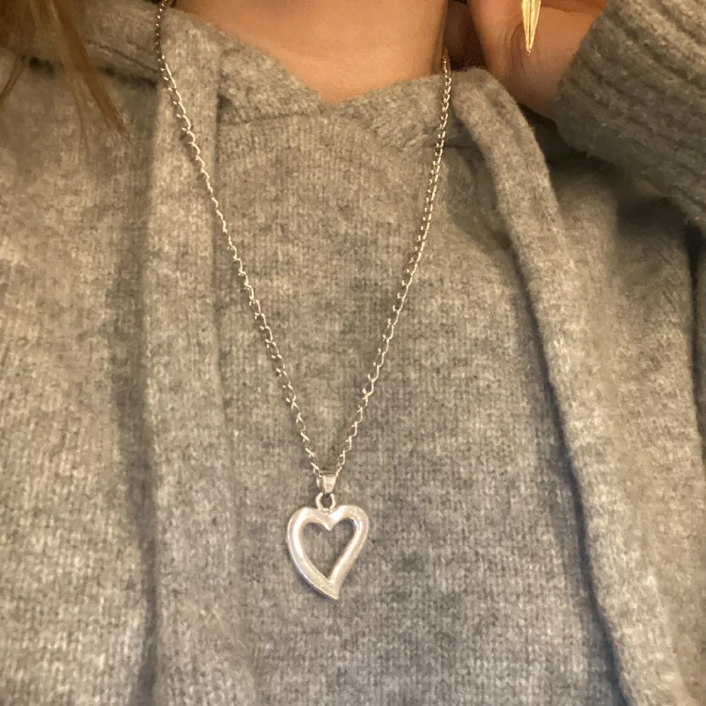 Jätte fint halsband som inte går till användning pågrund av att jag har bytt till guldsmycken. Accessoarer.