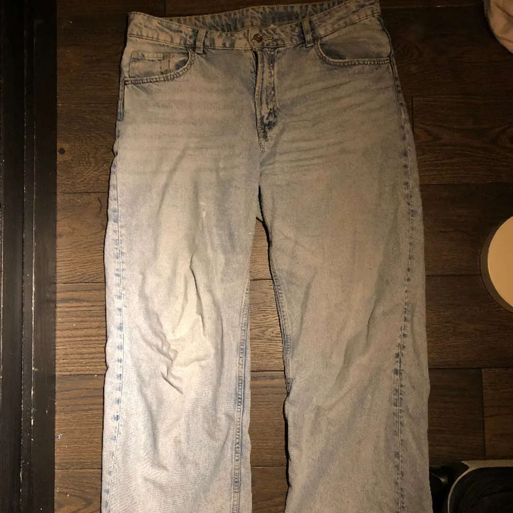 Coola slitna högtmidjade jeans i storlek 42. Ripped i bakfickorna och under höger rumpa. . Jeans & Byxor.