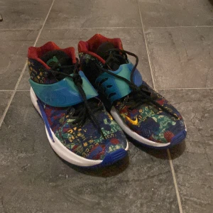 Nike KD 14 Basketskor - Nike KD 14 basketskor i bra skick, riktigt bra skor för basket. Säljer då de inte längre passar mig. 