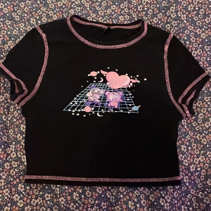 Croppad t-shirt💕 - En t-shirt som är i bra skick från shein. (Konstigt nog lmao) om mer info kontakta miggg💕