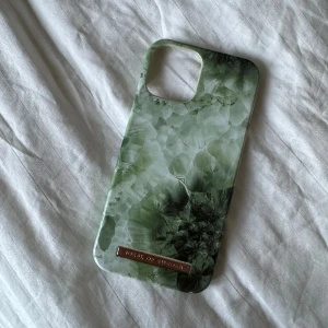 Skal till Iphone 12 pro - Skal från ideal of sweden. Fint skick.  Köpt för 299kr