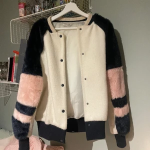 Jacka Zara - Jacka från Zara, använd en säsong. Superfint skick och väldans bekväm. Strl S men passar även M🤍köpt för 1200