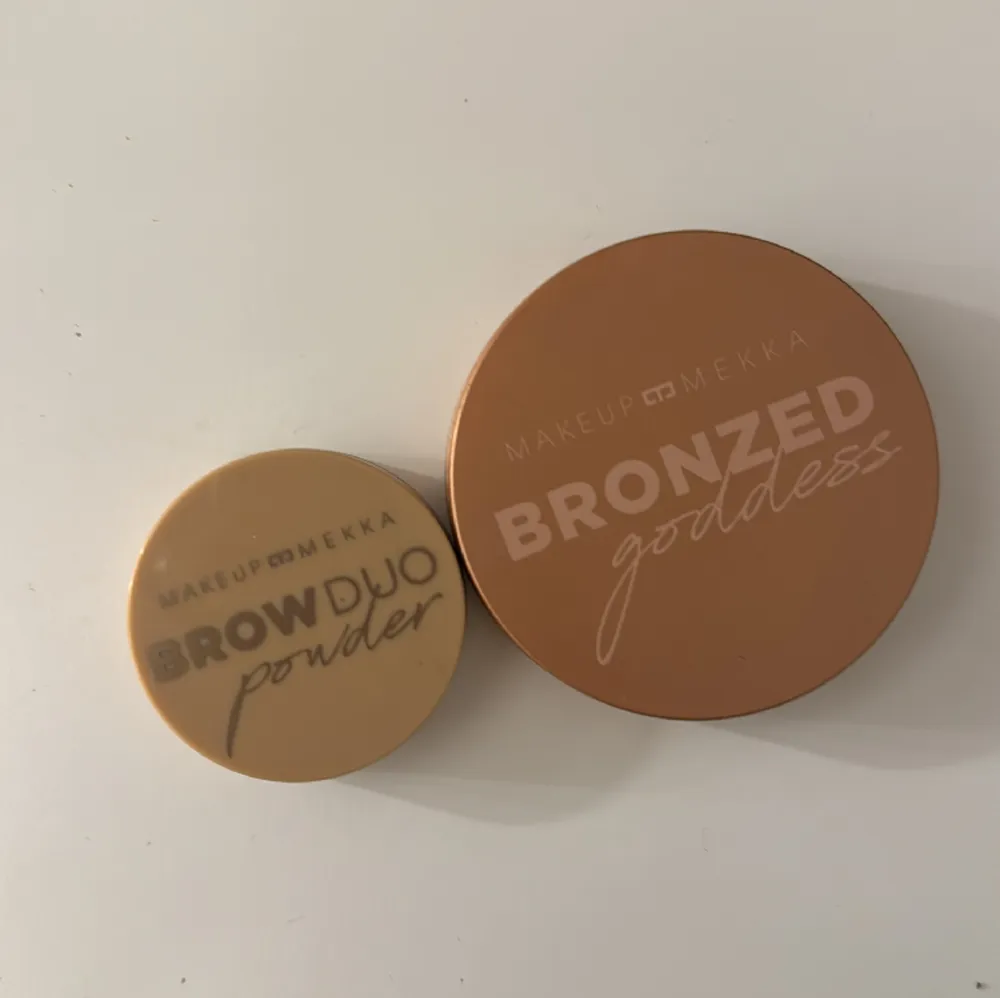 En bronzer och brow duo powder från makeupmekka💓säljer bronzern för 40 kr och brow duo powder för 30 kr eller båda tillsammans för 55💕💕 helt oanvända!!!. Övrigt.