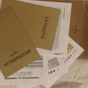 Mordcase spel - Detta är ett crime spel som är väldigt likt ett riktigt case. Man får med olika polisförhör, bilder, mystiska objekt, larmsamtal, kartor, nyhetsklipp osv. Säljer pga att jag har löst det och rekommenderar verkligen att testa! Ordinarie pris: 319kr