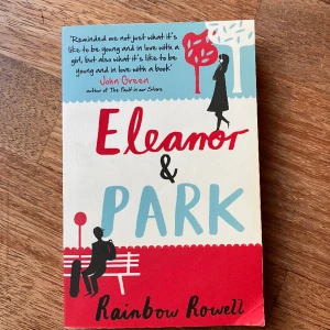 Eleanor & Park - Rainbow Rowell - Rensar ut bland mina engelska YA böcker! Läst en gång. Bruten rygg, skavank på framsidan och lite vågiga sidor pga förvaring (se bilder)