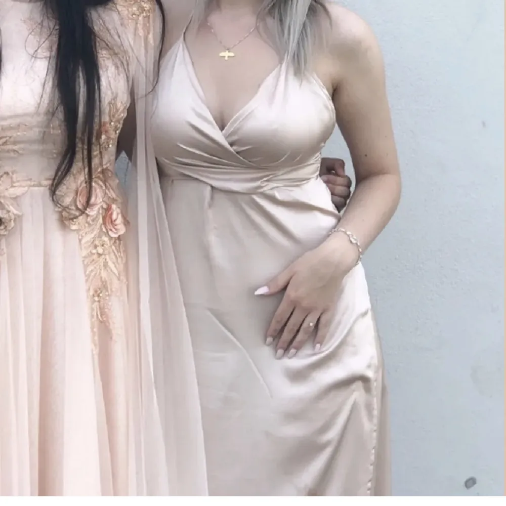 Champangefärgad klänning från PrettyLittleThing. Använd en gång🤍. Klänningar.