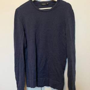 Säljer en riktigt snygg stickad tröja från J.Lindeberg! Den är marinblå med en väldigt subtil logotyp på bröstet. Storlek medium, hänvisar till deras storleksguide för jämförelse. Nypris ligger runt 1000kr. Fler bilder kan ges vid intresse. Tar bud
