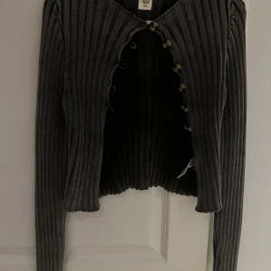 Tröja  - Jätte fin tröja jag köpte i somras utomalnds. Den har en militär grön färg som inte syns så bra på kamera. Och är väldigt stretchig. Aldrig använd