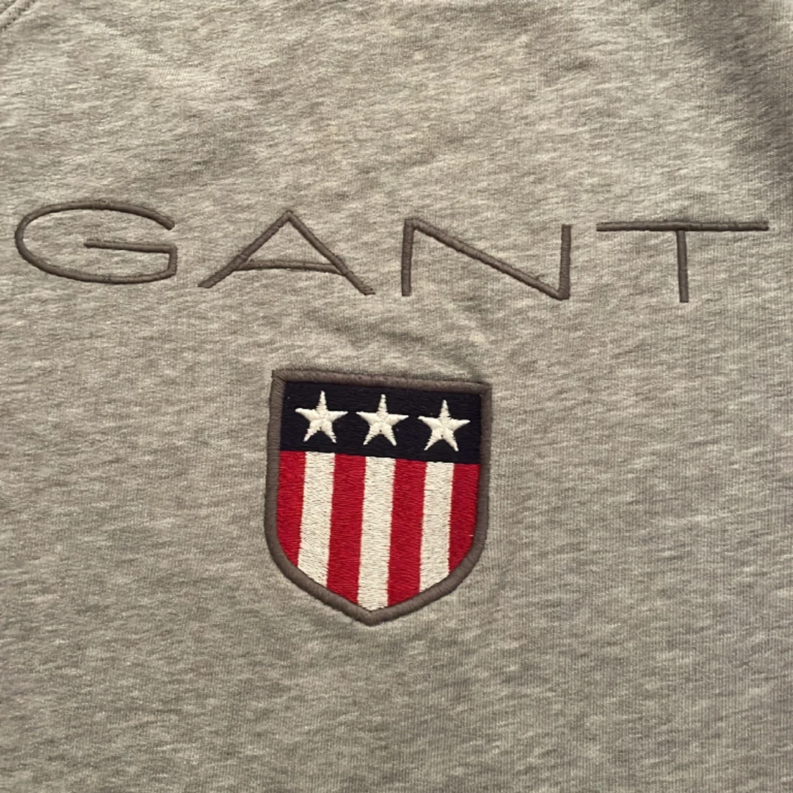 En grå Gant tröja  - 90