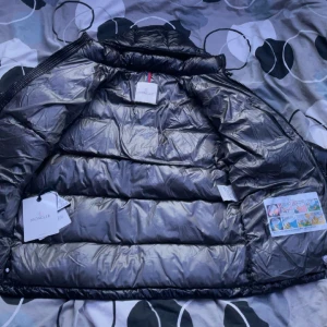 Moncler maya - Säljer min jacka eftersom den inte passar, endast använd en gång eftersom jag skulle se om den passade mig vilket den inte gjorde. priset är inte hugget i sten, så skriv vid minsta fundering.