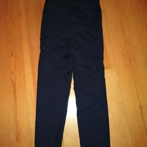 Kostymbyxor  - Mörkblåa kostymbyxor som sitter superfint men som tyvärr är för små för mig. Pris kan diskuteras 👍