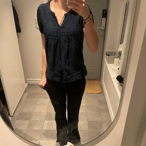 Mörkblå topp  - Säljer denna mörkblåa tröja med snörning💓 i stolk s 