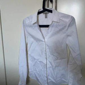 Slim-fit skjorta - En vit slim-fit skjorta i storlek 32 från H&M