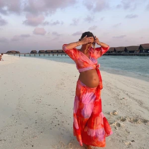 färgglad långkjol - Underbar kjol från lindex! Färgglad och perfekt inför vår/sommar.  Vill ni ha fler bilder så skickar jag gärna! 🩷